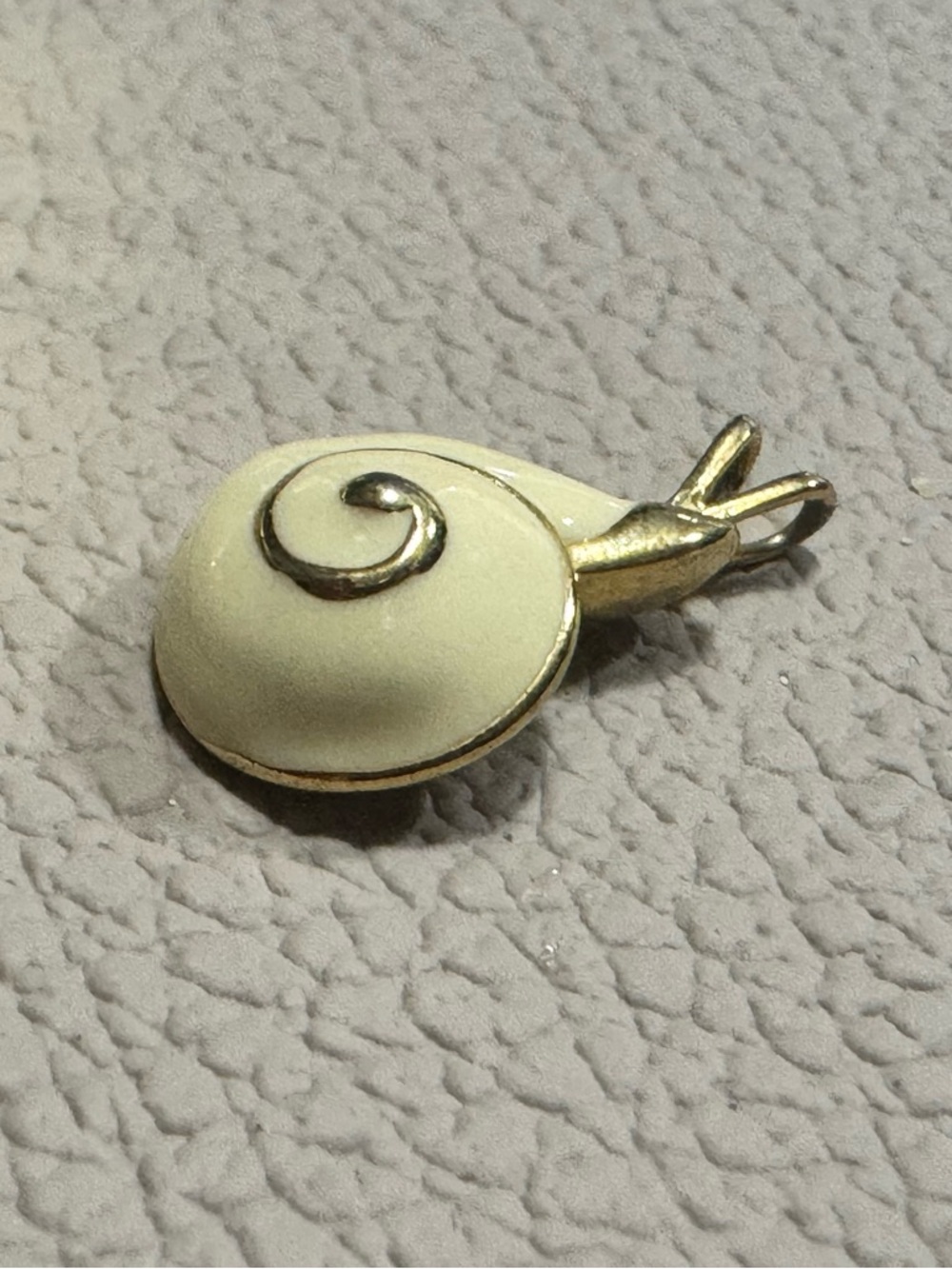 Cream snail Pendant - Unbranded